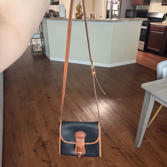 Vintage Dooney and Bourke All Weather Essex Arrowhead Black Leather Crossbody - Picture 4 of 9